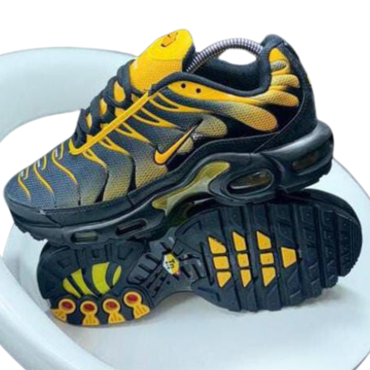 Nike Air Max TN Drift Plus Tenis Para Hombres. Si estás buscando el calzado perfecto que combine estilo, comodidad y rendimiento, las zapatillas Nike Air Max TN Plus hombre son la opción ideal para ti. En Onlineshoppingcenterg, entendemos que al comprar zapatillas, no solo buscas un par para caminar, sino también una declaración de moda. En este artículo, te ayudaremos a descubrir por qué estas zapatillas son una inversión inteligente, cómo elegir el modelo perfecto para ti, y cómo puedes aprovechar las ofertas disponibles en nuestra tienda.  ¿Por qué Elegir Zapatillas Nike Air Max TN Plus Hombre? Las zapatillas Nike Air Max TN Plus son icónicas por varias razones. Lanzadas por primera vez en 1998, este modelo ha capturado la atención de atletas y amantes de la moda urbana por igual. Pero, ¿qué hace que las Nike TN sean tan especiales?  1. Tecnología Tuned Air Una de las principales razones por las que los usuarios eligen las Nike Air Max TN Plus es la tecnología Tuned Air. Esta innovación se basa en proporcionar una amortiguación precisa en las zonas donde el pie más lo necesita, reduciendo el impacto de cada pisada y mejorando la estabilidad. Ideal para hombres que buscan zapatillas no solo para el día a día, sino también para actividades deportivas o largas caminatas.  2. Diseño Atemporal El diseño de las Nike Air Max TN Plus es simplemente único. Su distintiva estética con líneas fluidas en la parte superior y una suela visible de Air Max las convierte en un modelo reconocible al instante. Ya sea que elijas las clásicas Nike TN blancas o las elegantes Nike TN negras, estarás garantizando un estilo que nunca pasa de moda.  3. Variedad de Colores y Modelos En Onlineshoppingcenterg, ofrecemos una amplia variedad de Nike Air Max Plus TN, desde los clásicos modelos como el Nike TN Plus 3 hasta las versiones más recientes como las Nike Air Max Plus TN Ultra. Puedes encontrar opciones que se adapten a tu personalidad y estilo de vida, asegurándote de tener el par perfecto para cualquier ocasión.